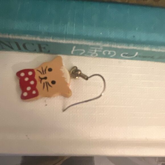 Retro Cat w bow tie dangle wood earrings. - Picture 3 of 5